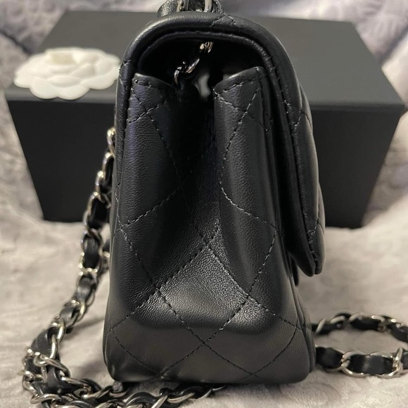 Shoulder Strap Drop: 20.75" Height: 5.5" Width: 6.75"
Depth: 2.75" - Picture 5 of 5